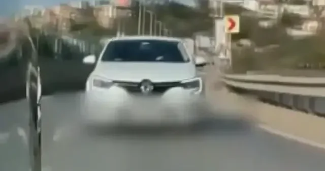 Trafik eşkıyası başka bir sürücünün önünü kesmeye çalıştı: Araç kamerası saniye saniye kaydetti VİDEO İZLE
