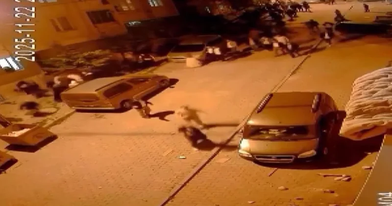 İstanbul da taşlı sopalı kavga: Ne var ne yok birbirlerine attılar