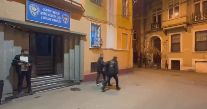 İstiklal Caddesi’nde uyuyan turistin telefonunu çaldı