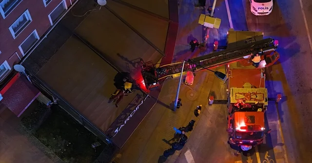 2 nci kattan kafenin tentesine düşen şahsı itfaiye aşağıya indirdi Eskişehir Haberleri