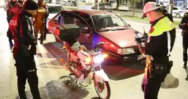 Aksaray da abartı egzoz ve standart dışı ışıklı motosiklet sürücüsüne 13 bin 776 lira ceza kesildi Gündem Haberleri