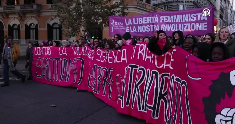 İtalya da 70 bin kadın Kadına şiddete dur demek için yürüdü