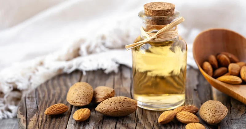 Parlak bir cilt, bakımlı saçlar, uzun tırnaklar: Tatlı badem yağının şaşırtan etkileri!