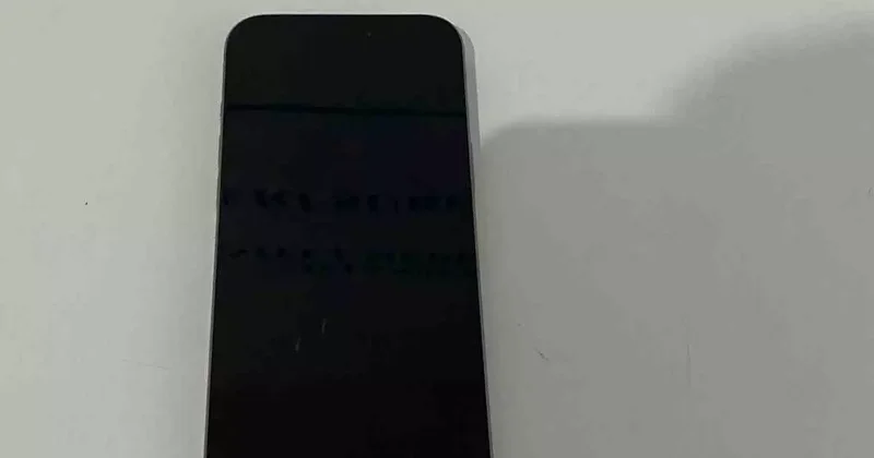 Kaldırımda uyuyan adamın telefonunu çaldı: O anlar kamerada