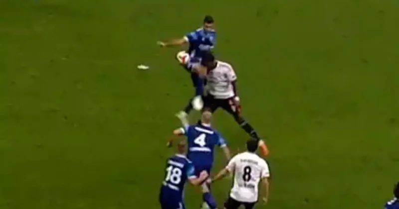 Beşiktaş penaltı bekledi! 4 dakika pozisyonu izleyen hakem kararından dönmedi