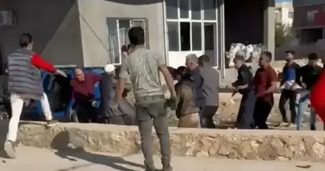 Mardin de 2 ailenin sopalı kavgası kamerada VİDEO İZLE