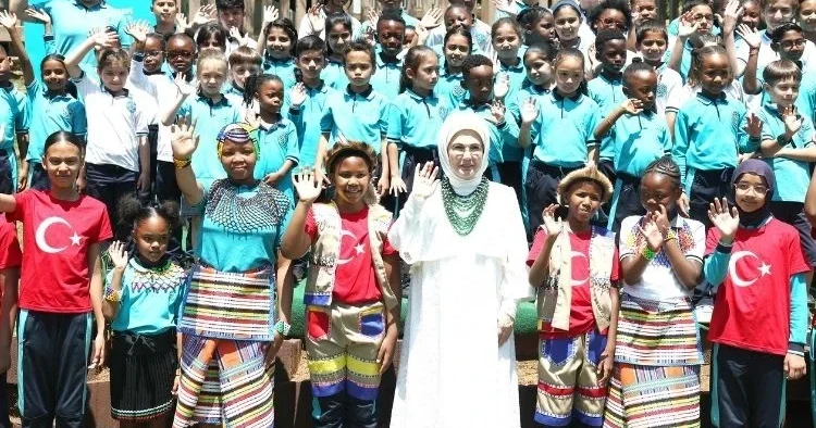 Emine Erdoğan’dan okul ziyareti