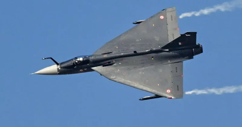 Tejas savaş uçağı dünyanın gözü önünde düştü! 40 yıllık proje büyük darbe yedi