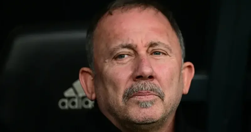 Beşiktaş ta Sergen Yalçın a tepki büyük: Dolmabahçe de istifa sesleri Futbol Haberleri