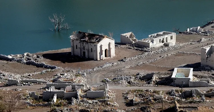 Baraj suları çekilince ortaya çıktı... Ziyaretçilerin ilgi odağı oldu