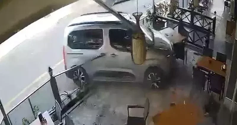 15 yaşındaki sürücü, otomobille restorana daldı; o anlar kamerada