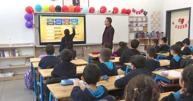 Osman öğretmen, depremzede çocuklara hem öğretmen hem rehber oldu Elazığ Haberleri