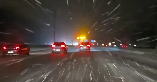 Paris te kar yağışı etkili oluyor VİDEO İZLE