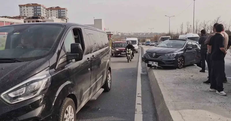 Sultangazi’de kamyonun sıkıştırdığı otomobil refüje çıktı: 1 Yaralı