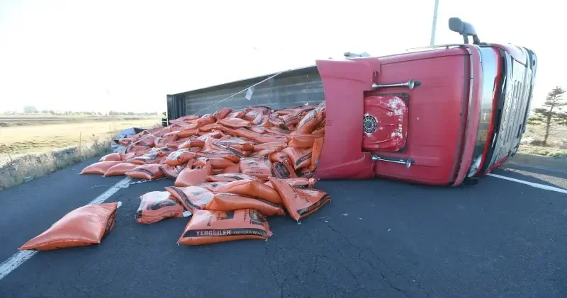 Kars Ardahan kara yolunda yem yüklü tır devrildi: Yol ulaşıma kapandı Gündem Haberleri