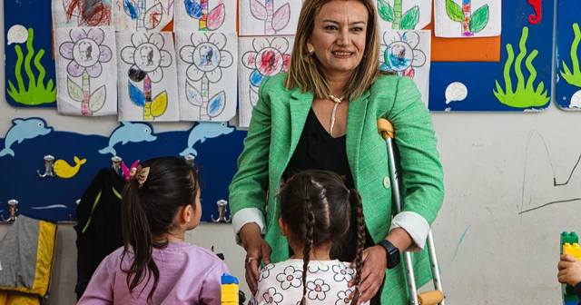 Ortopedik engelli Hilal öğretmen, hiç vazgeçmediği hayalleri ile öğrencilerine ilham oluyor Adana Haberleri