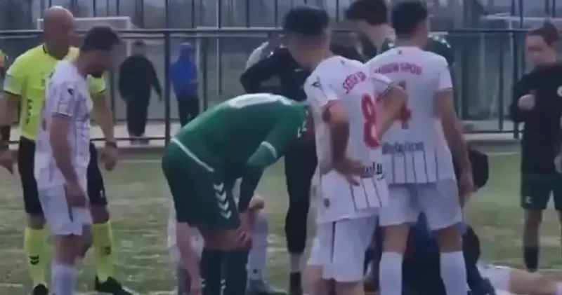 Bolu da bilinç kaybı yaşayan futbolcuya sağlık ekibi müdahale etti Spor Haberleri
