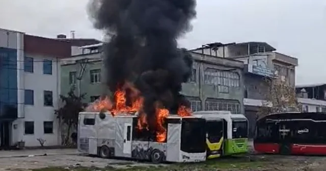 Yetkili servise bırakılan park halindeki 3 otobüs alev alev yandı Bursa Haberleri