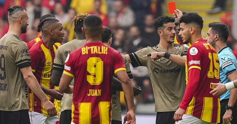 Süper Lig de ortalığı karıştıran hakem kararları: Kırmızılar havada uçuştu VAR damga vurdu