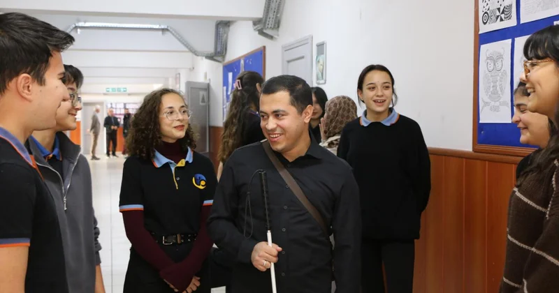 Karanlık dünyasını edebiyatla aydınlatan öğretmen, öğrencilerine ilham oluyor