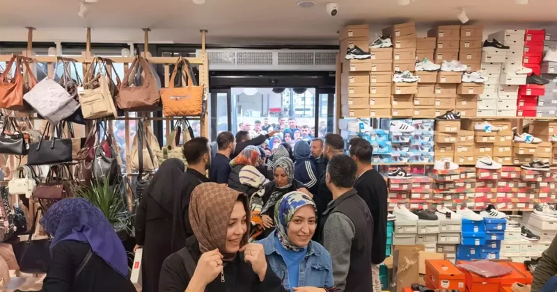 İnegöl de 10 TL lik İndirim İçin İzdiham