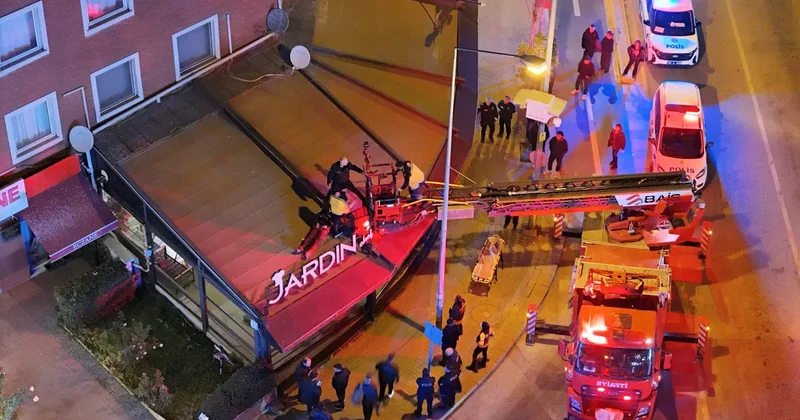 2 inci kattan düştü! Hayatını kafenin tentesi kurtardı