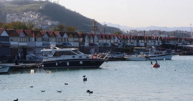 Balıkçı barınaklarının fiyatı lüks dairelerle yarışıyor Trabzon da amacı dışında kullanımı ile gündemde olan ve tapuları bulunmayan balıkçı barınakları 5 7 milyon liradan satılan yatırımlara dönüştü Trabzon Haberleri