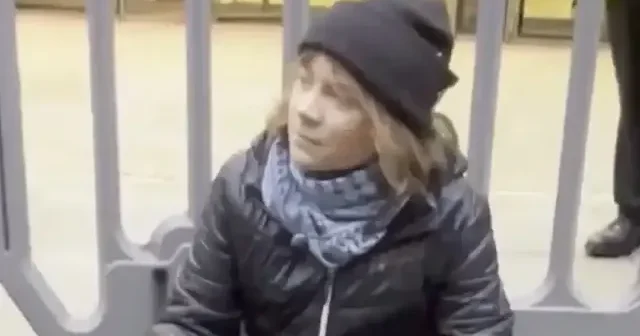 Londra polisi Filistin yanlısı eyleme katılan Greta Thunberg ü terörizm yasası kapamında tutukladı VİDEO İZLE