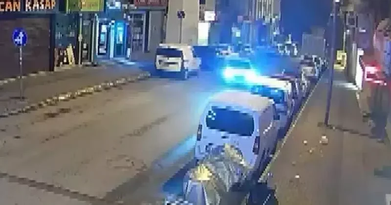 Beylikdüzü nde park halindeki 3 araca çarptı; otomobilini bırakıp kaçtı