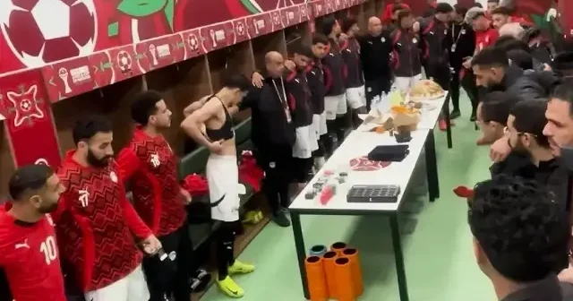 Soyunma odasında manevi atmosfer: Mısır Milli Futbol Takımı omuz omuza dua etti VİDEO İZLE