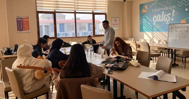 Yurttaki kız öğrenciler bağlama çalmayı öğreniyor Eskişehir Haberleri
