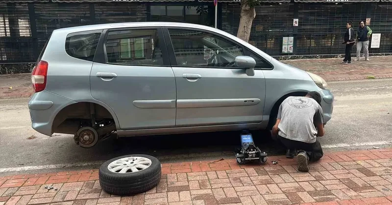 Antalya’da park halindeki yaklaşık 20 aracın lastikleri kesildi