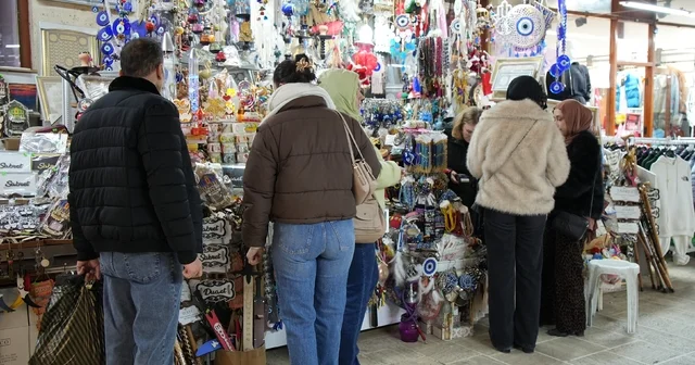 Vakıfların Tüfe endeksini katlayan kira artışları esnafı zorluyor Tarihi çarşılarda kira krizi: Esnaf rayice uyarladık gerekçesiyle 4 senedir yıllık enflasyonun çok üzerindeki kira artışından, dükkanlarını kapatma noktasına geldi Edirne Haberleri