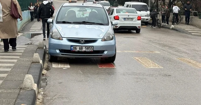Okul önündeki yaya geçidine park araç tepki topladı Bilecik Haberleri