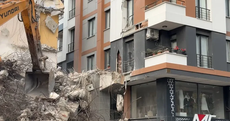 Avcılar’da yıkım sırasında dökülen beton parçaları yanındaki binaya zarar verdi