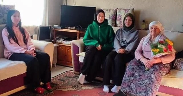 Fidanlar çınarlarla buluşuyor, nesiller arası gönül köprüsü kuruluyor Çınarlar anlattı, fidanlar dinledi; Çal da yüreklere dokunan buluşma Denizli Haberleri