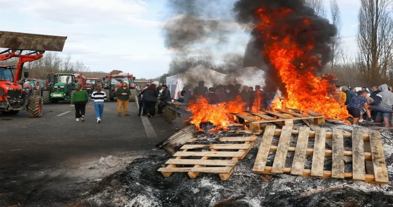 Şarap tankları boşaldı, sokaklar doldu ! Fransız çiftçi ucuz ithal ürün için direnmeye devam ediyor
