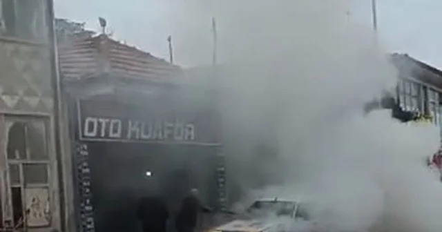 Seyir halindeki otomobil yandı, esnaf yardıma koştu Kırşehir Haberleri