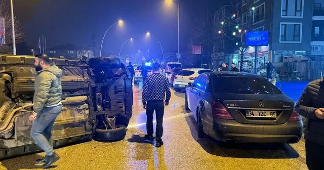 Taksinin park halindeki otomobile çarpıp devrildiği kaza kamerada Düzce Haberleri