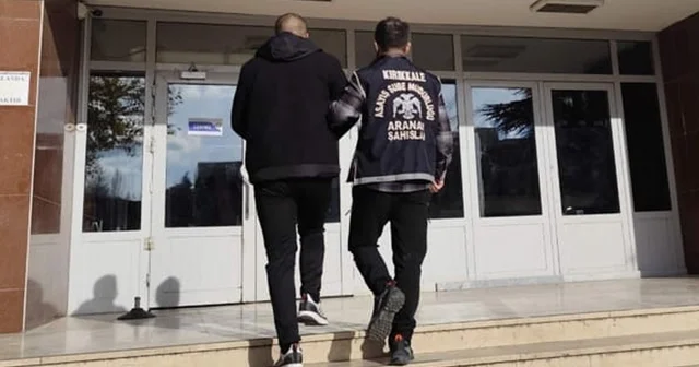 Bir yıldır aranan hükümlü, araç içinde güneşlikle yüzünü kameralardan gizlemeye çalışırken yakalandı Kırıkkale de yakalanan 8 firari hükümlü cezaevine teslim edildi Kırıkkale Haberleri