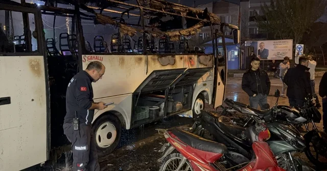 Minibüste çıkan yangın, park halindeki 5 motosiklete de sıçradı Manisa Haberleri