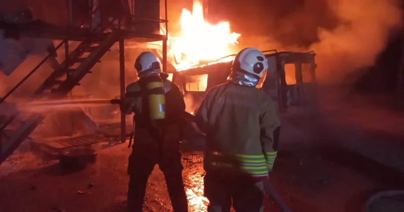 İnşaat şantiyesinde işçilerin yatakhanesinde yangın