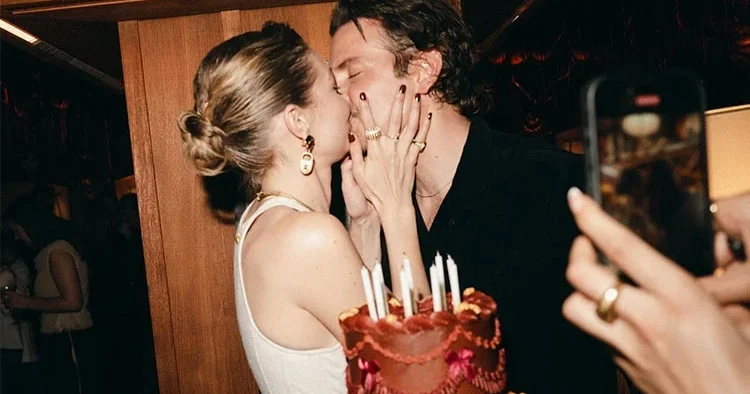 İki yıllık aşkta mutlu son… Araya aileleri soktular: Ünlü çift 2026’da evlenecek!