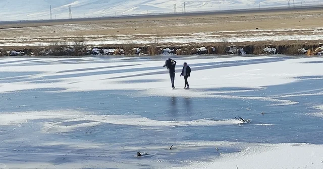 Yüzeyi tamamen donan nehir üzerinde yürüyüş heyecanı Ardahan Haberleri