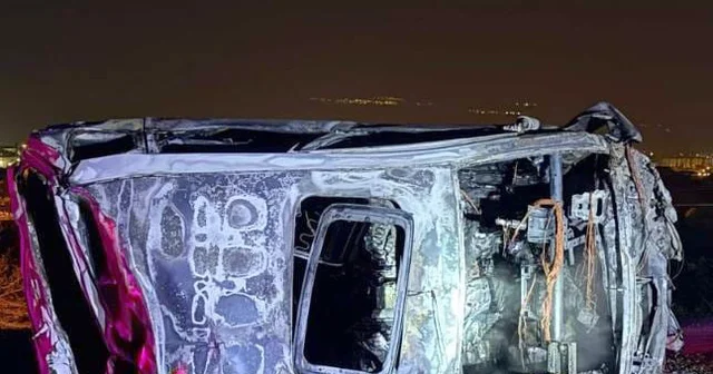 Gaziantep te bariyerlere çarpıp alev alan otomobilde öldü Gaziantep Haberleri