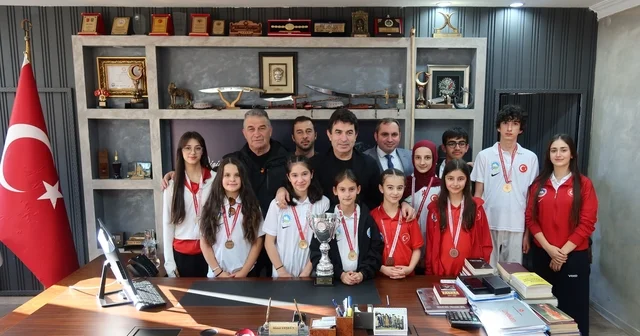 İspir Belediye Başkanı Coşkun başarılı sporcuları kabul etti Erzurum Haberleri