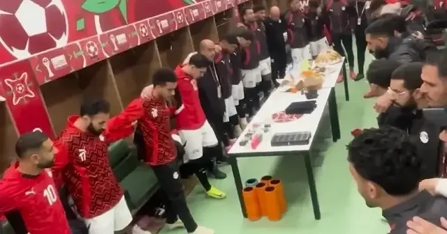 Mısırlı futbolcular maça Fatiha ve İhlas sureleri okuyarak çıktı VİDEO İZLE