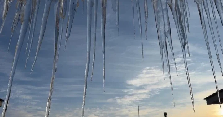 Hakkari de dondurucu soğuklar: Çatılarda dev buz sarkıtları oluştu