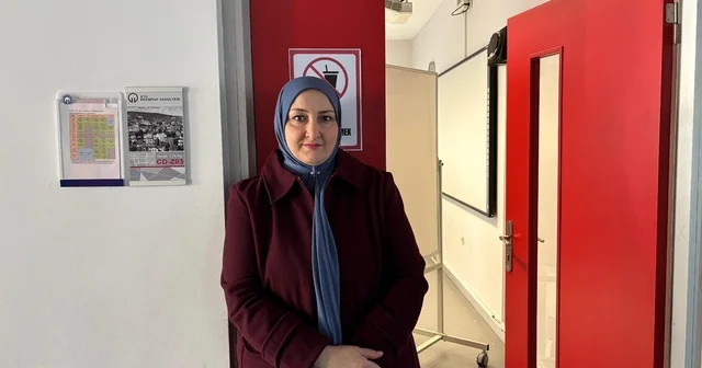 Neden olmasın dedi, 45 yaşında üniversite hayaline kavuştu Yıllarca çocuklarının okul heyecanını yaşadı, şimdi yıllardır içinde büyüttüğü üniversite hayalini gerçekleştiriyor Trabzon Haberleri
