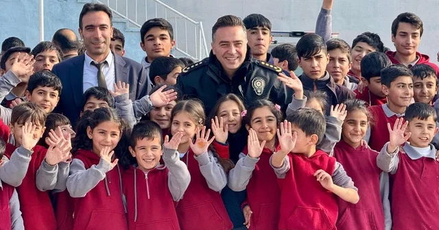 Ağrı da emniyet personelinden minik yüreklere kışlık bot Ağrı Haberleri